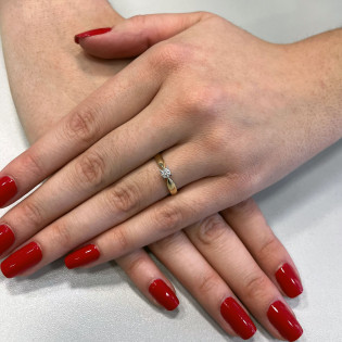 Zlatý zásnubní prsten s diamantem Amore | iSezam.cz
