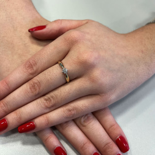 Zlatý zásnubní prsten s diamantem Amore | iSezam.cz