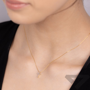 Zlatý náhrdelník s křížkem a diamanty | iSezam.cz