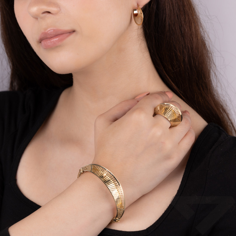 Zlatý náramek bangle s ornamentem | iSezam.cz