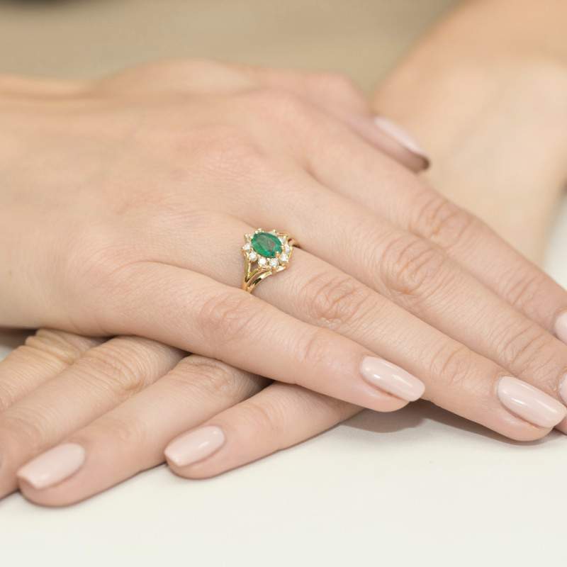 Zásnubní prsten sí smaragdem a diamanty 585 - iSezam.cz