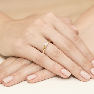 Zásnubní prsten Victoria s diamantem č. 585 - iSezam.cz