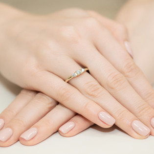 Zásnubní prsten ze žlutého zlata s diamanty - iSezam.cz