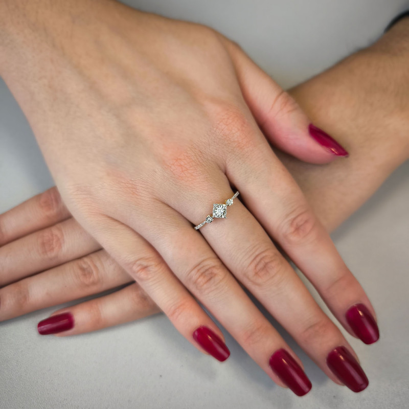 Zásnubní prsten NOBLE s bílými diamanty TK 20089 ryzost 375