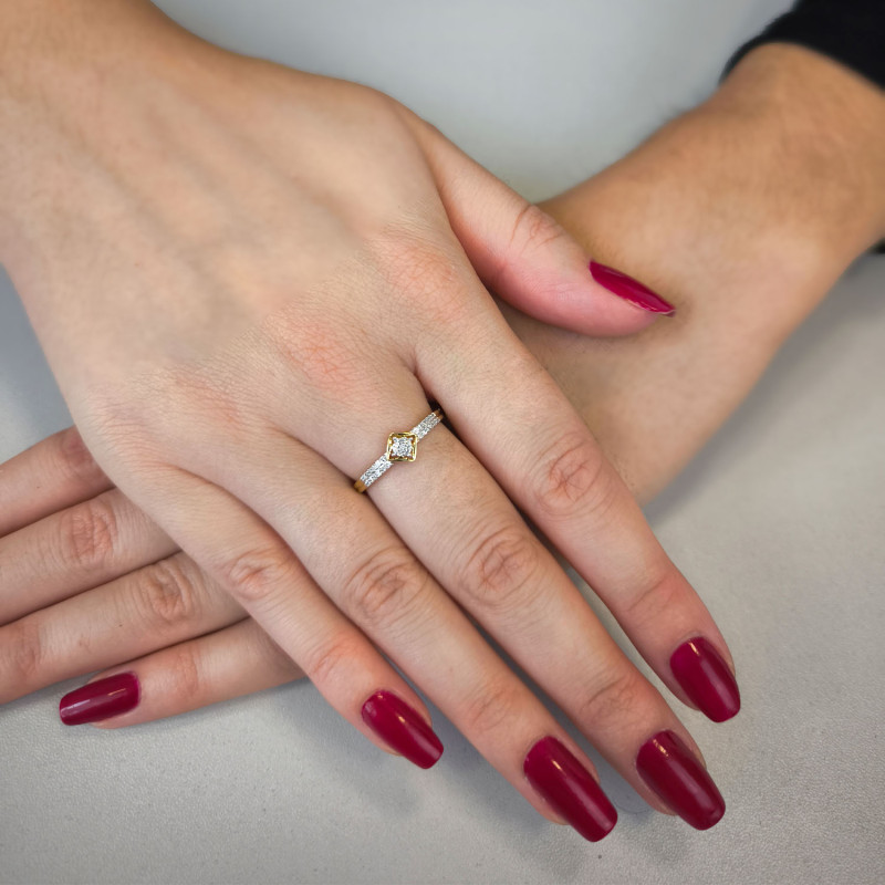 Zásnubní prsten SWEET s bílými diamanty TK 20387 ryzost 375