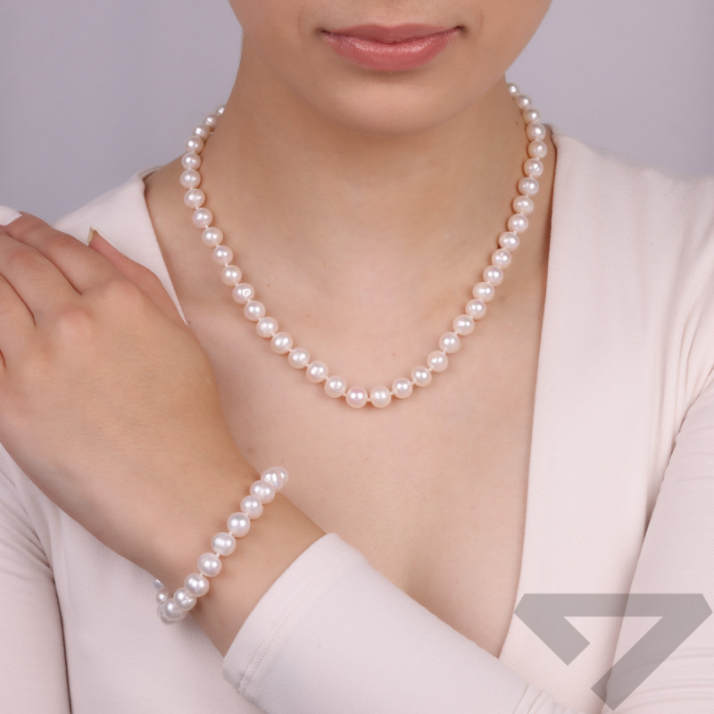 Náramek s perlami představený finalistkou Miss Polski 2025 Julií Uchońskou