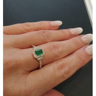 Zásnubní prsten se smaragdem a diamanty | iSezam.cz