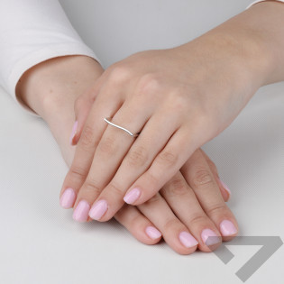 Elegantní stříbrný prsten ryzosti 925 s hladkým půlkruhovým zdobením. Ideální pro každodenní nošení i speciální příležitosti. Ob