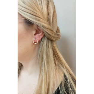 Elegantní zlaté náušnice s motivy zvlněného kolečka o průměru 10 mm. Zapínání na puzetu, ryzost zlata 585. Perfektní doplněk pro