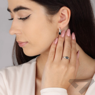 Stříbrný prsten s onyxem a diamanty | iSezam.cz