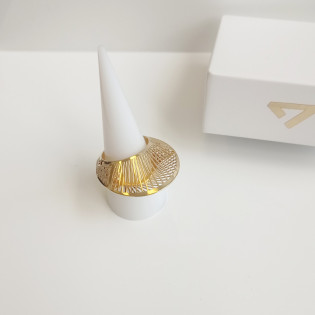 Zlatý prsten s prolamovanou kupolí | iSezam.cz