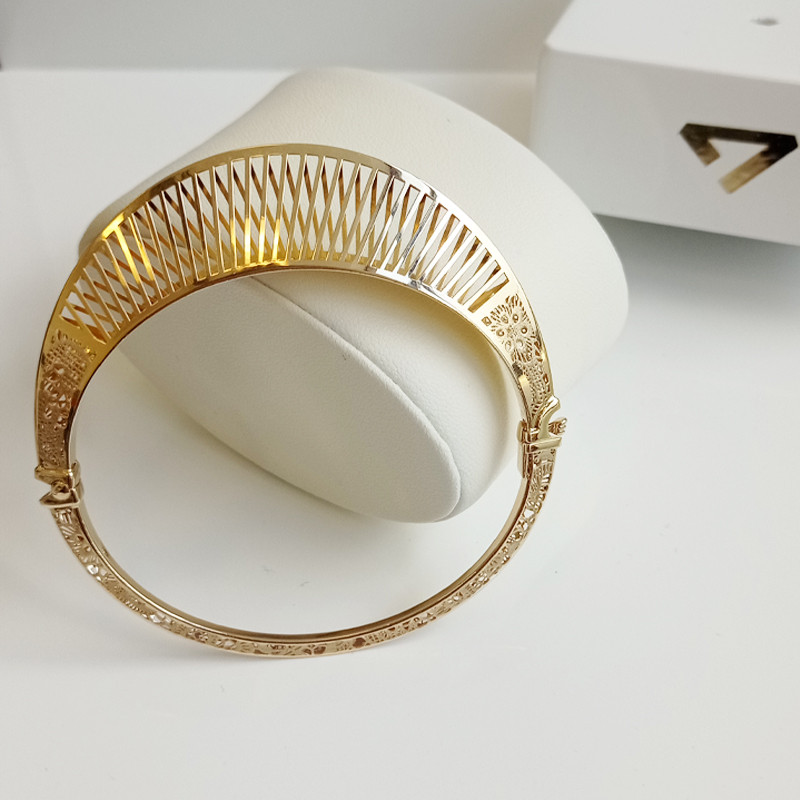 Zlatý náramek bangle s ornamentem | iSezam.cz