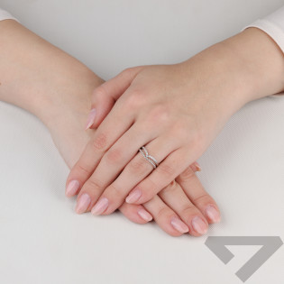 Stříbrný prsten se zirkony a kuličkami bead. Moderní design a jemná elegance. Ideální doplněk pro každou příležitost. Zkontroluj