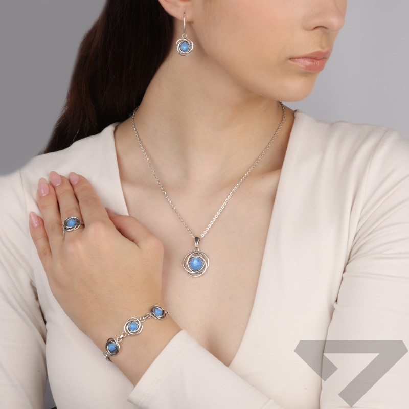 Stříbrný náramek kroužky s jasně modrými kameny