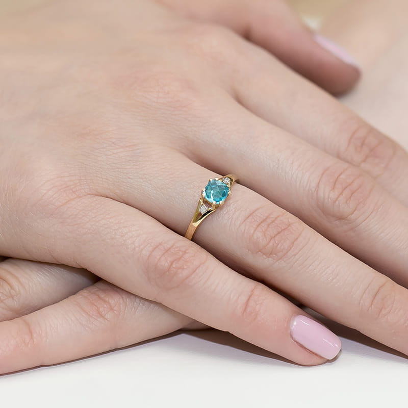 Zásnubní prsten s topazem a diamanty | iSezam.cz