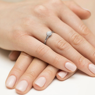 Zásnubní prsten s diamanty z bílého zlata - iSezam.cz