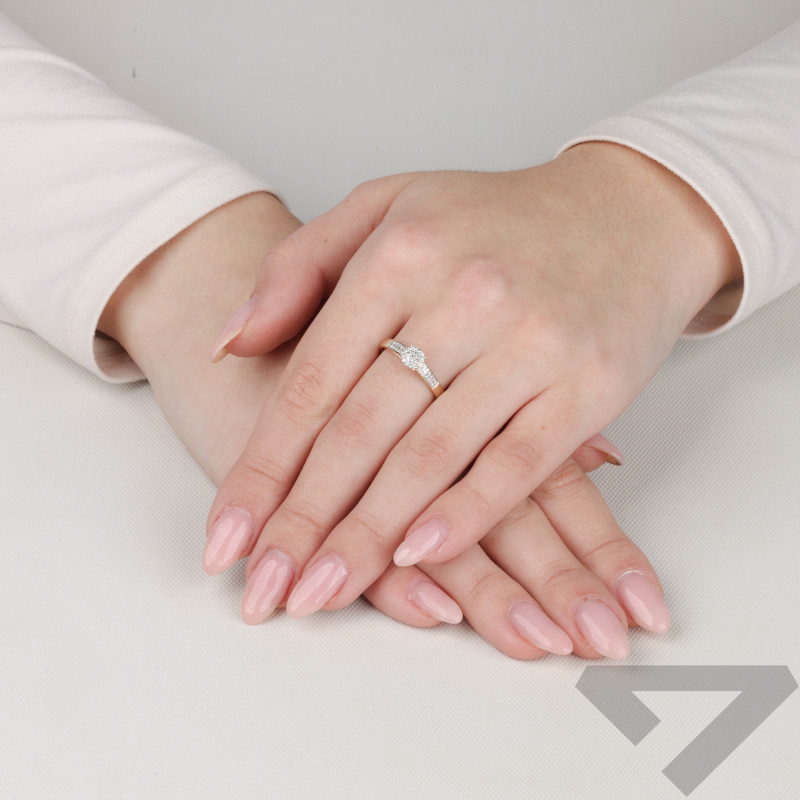 Zásnubní prsten s diamanty ryzost 585