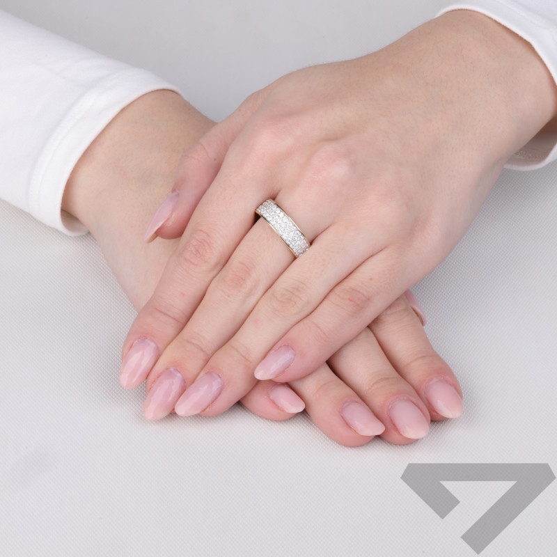 Zlatý zásnubní prsten s řadami třpytivých diamantů. Klasická elegance a moderní design. Ideální symbol lásky. Podívejte se v Jub