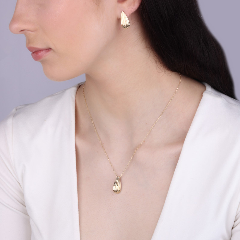 Zlatý náhrdelník kapka s proužky - minimalistický design | iSezam.cz