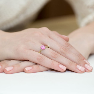 Zásnubní prsten s růžovým topazem a diamanty - iSezam.cz