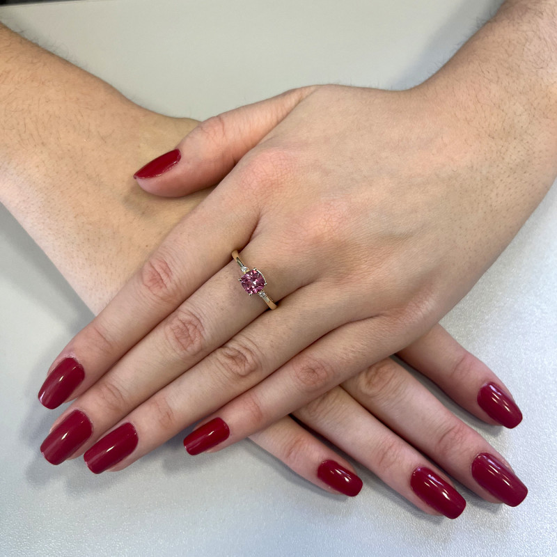 Zásnubní prsten s růžovým topazem a diamanty - iSezam.cz