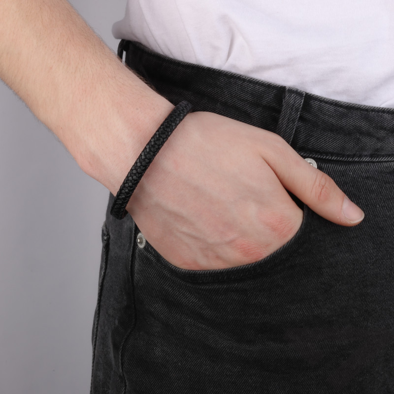 Černý pánský náramek z tkané kůže