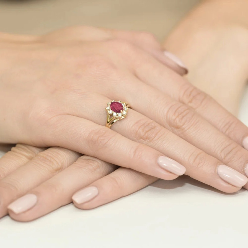Zásnubní prsten s rubínem a diamanty | iSezam.cz