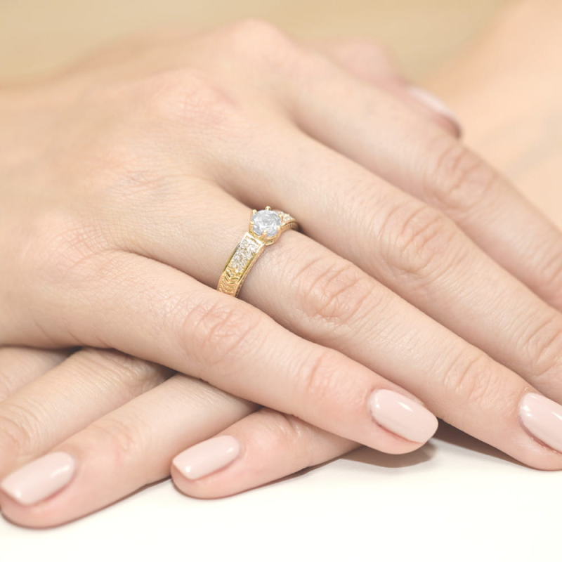 Zásnubní prsten s bílým safírem a diamanty ryzost 585