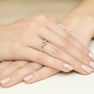 Zásnubní prsten s morganitem a diamanty z růžového zlata 585 | iSezam.cz