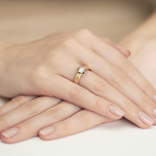 Zásnubní prsten s diamantem Amado 585 - iSezam.cz
