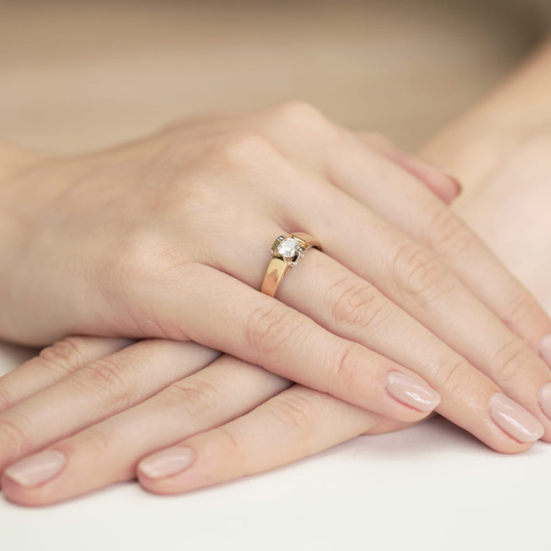 Zásnubní prsten s diamantem Amado 585 - iSezam.cz