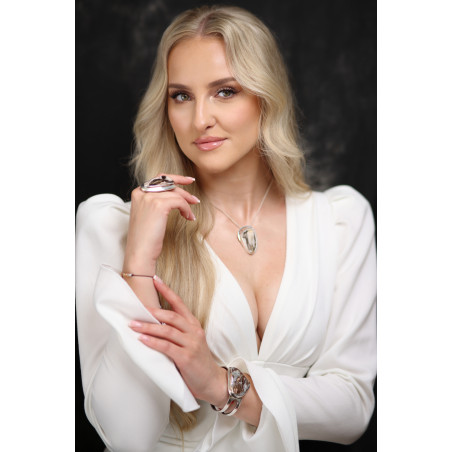 Bransoleta srebrna bangla z astrofilitem zaprezentowana na finalistce Miss Polski 2025 Karolinie Kalinowskiej