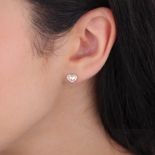 Zlaté náušnice ve tvaru srdcí se zirkony, vyrobené ze zlata ryzosti 585. Subtilní a elegantní bižuterie, ideální jako dárek. Pod