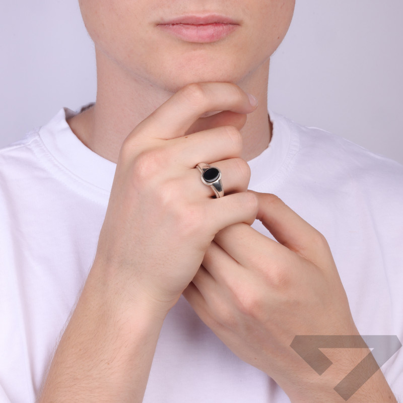 Stříbrný pečetní prsten ovál s onyxem