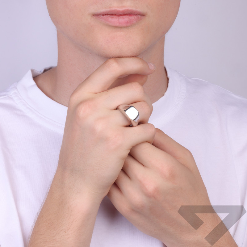 Objevte elegantní stříbrný pánský prsten s oblým čtvercovým designem. Minimalistický styl, ryzost 925. Ideální pro každodenní no
