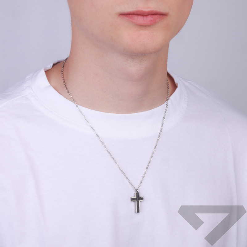Ocelový náhrdelník s křížem z karbonu
