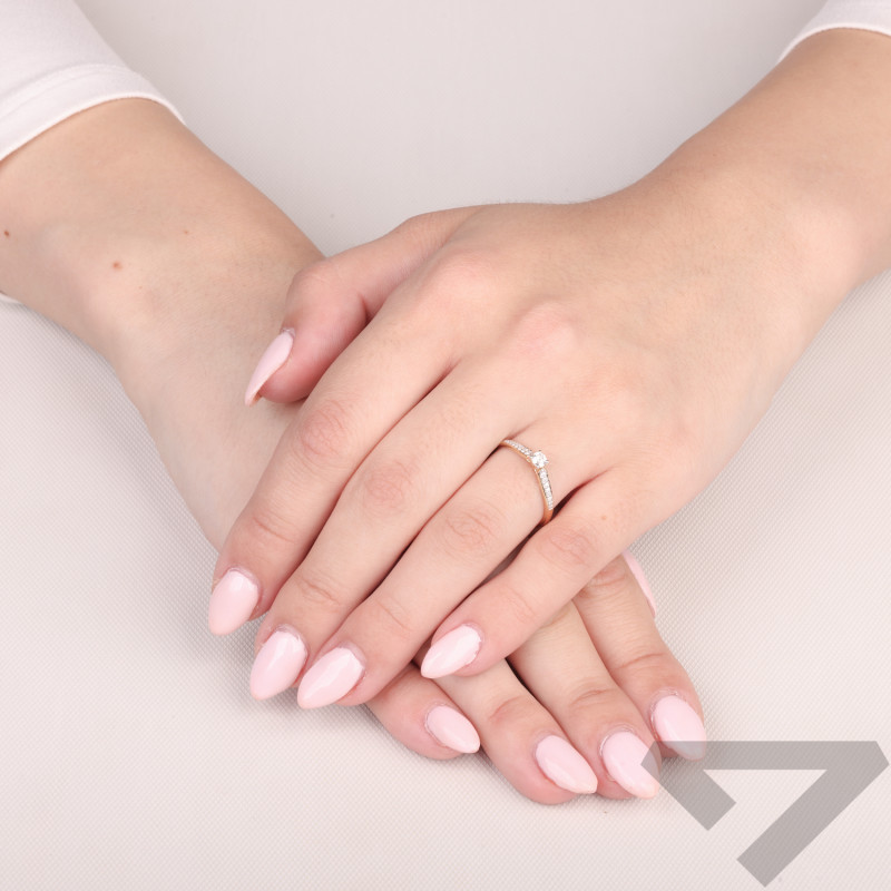 Zlatý zásnubní prsten Soliter s diamanty 0,215 ct | iSezam.cz
