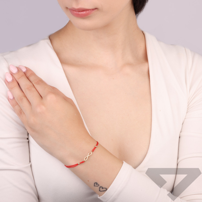 Zlatý náramek s nekonečnem na červené šňůrce | iSezam.cz