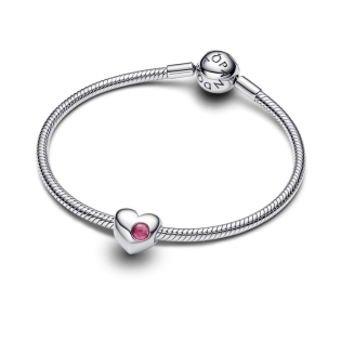 Charms Pandora do grawerowania w kształcie serca z różowym kamieniem 794161C10