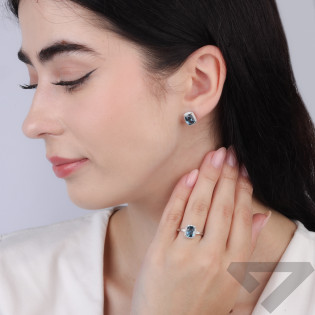 Objevte elegantní stříbrný prsten s přírodním topazem Blue London a zářivými zirkony. Perfektní pro zásnuby i každodenní nošení.