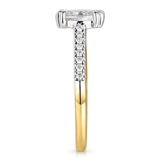 Elegantní zlatý zásnubní prsten s velkým laboratorním diamantem (1,23 ct) a menšími diamanty. Kombinace bílého a žlutého zlata. 