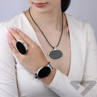 Objevte stylový stříbrný náramek bangle s velkým brazilským onyxem. Jedinečný design pro každou příležitost. Koupit nyní v Jubil