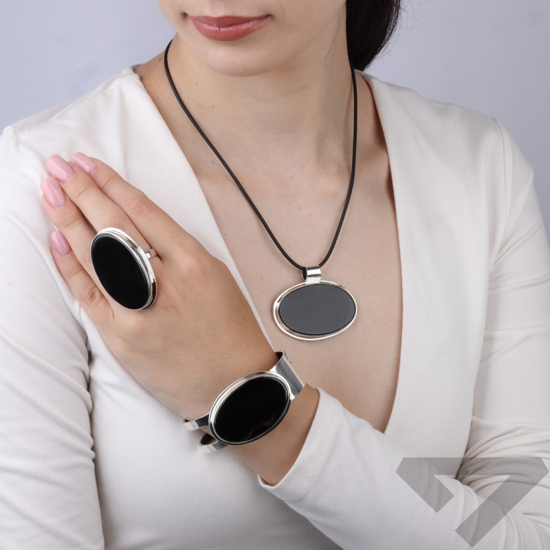 Stříbrný náramek bangle s brazilským<bos> onyxem