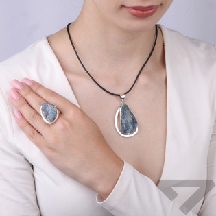 Objevte jedinečný stříbrný přívěsek s duhovým růžovým chalcedonem a titanovým povrchem. Elegantní šperk pro ty, kdo hledají harm