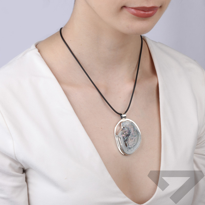 Přívěsek z růženínu chalcedonu ve stříbrném zasazení