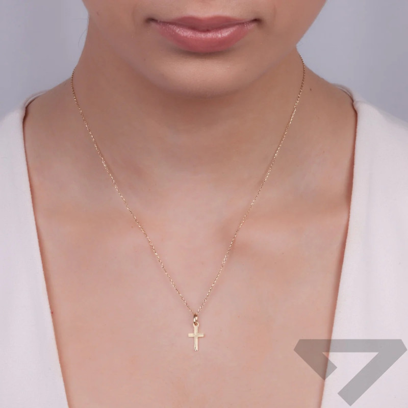 Objevte elegantní oboustranný zlatý křížek z ryzosti 333. Precizní rytina a hladký povrch pro váš styl. Ideální dárek ke křtu.