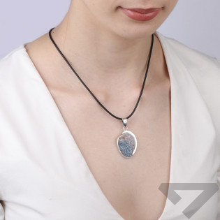 Stříbrný přívěsek s růží z chalcedonu | iSezam.cz