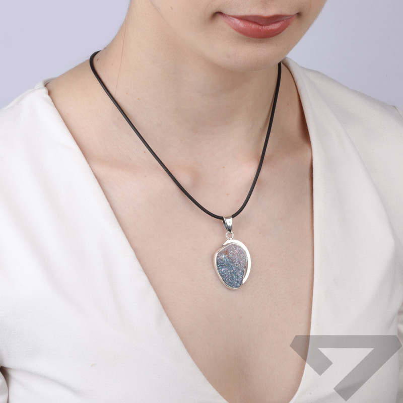 Stříbrný přívěsek s růží z chalcedonu ve stříbrném zasazení