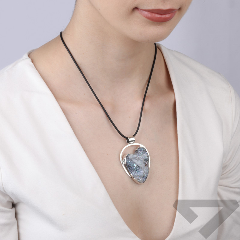 Stříbrný přívěsek s růží z chalcedonu