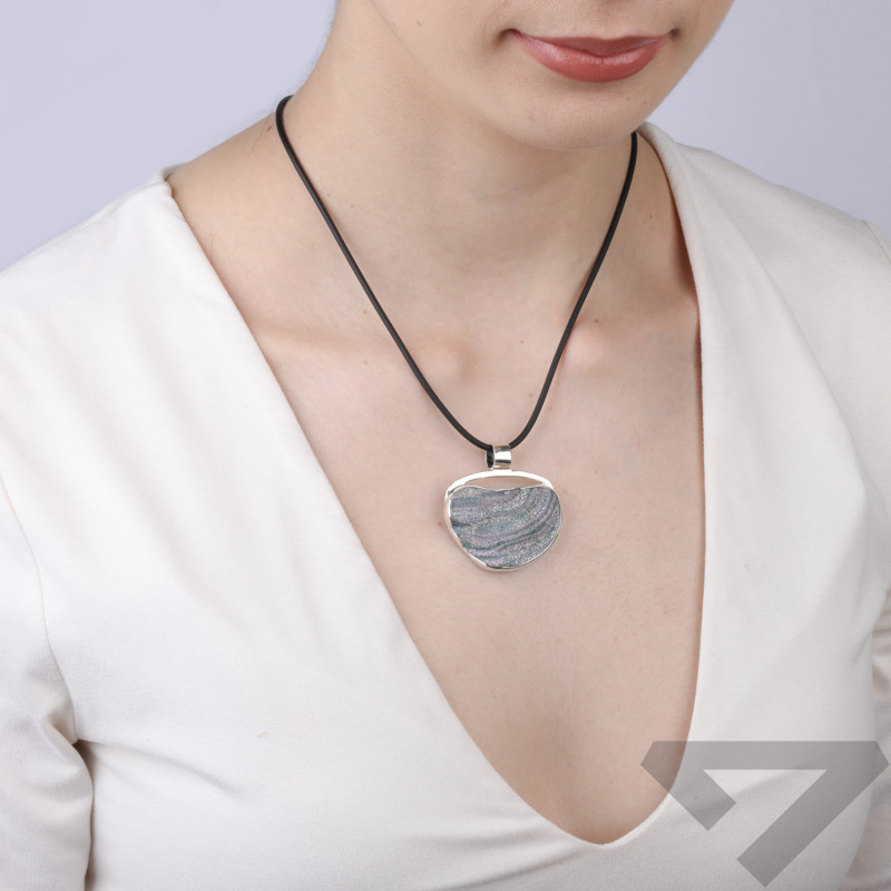 Stříbrný přívěsek s růží z chalcedonu
